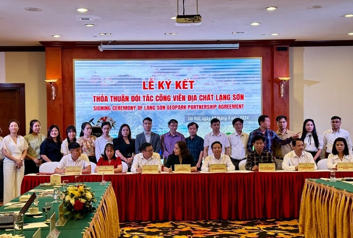 Ban Quản lý CVĐC Lạng Sơn, các đối tác CVĐC Lạng Sơn (tỉnh Lạng Sơn) đã ký kết Thỏa thuận đối tác với các nhà điều hành tour tại Hà Nội.